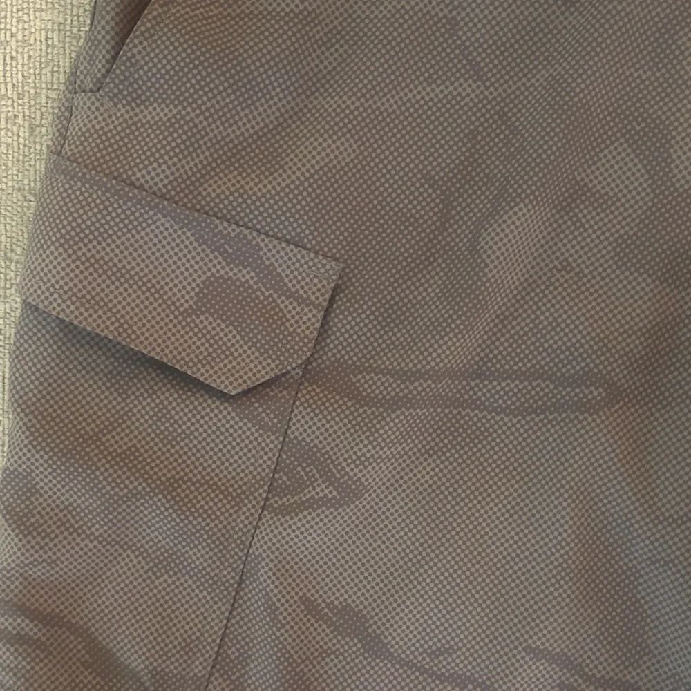 Under Armour Men's grayish, subtle camouflage pattern Cargo Shorts - - Picture 3 of 4